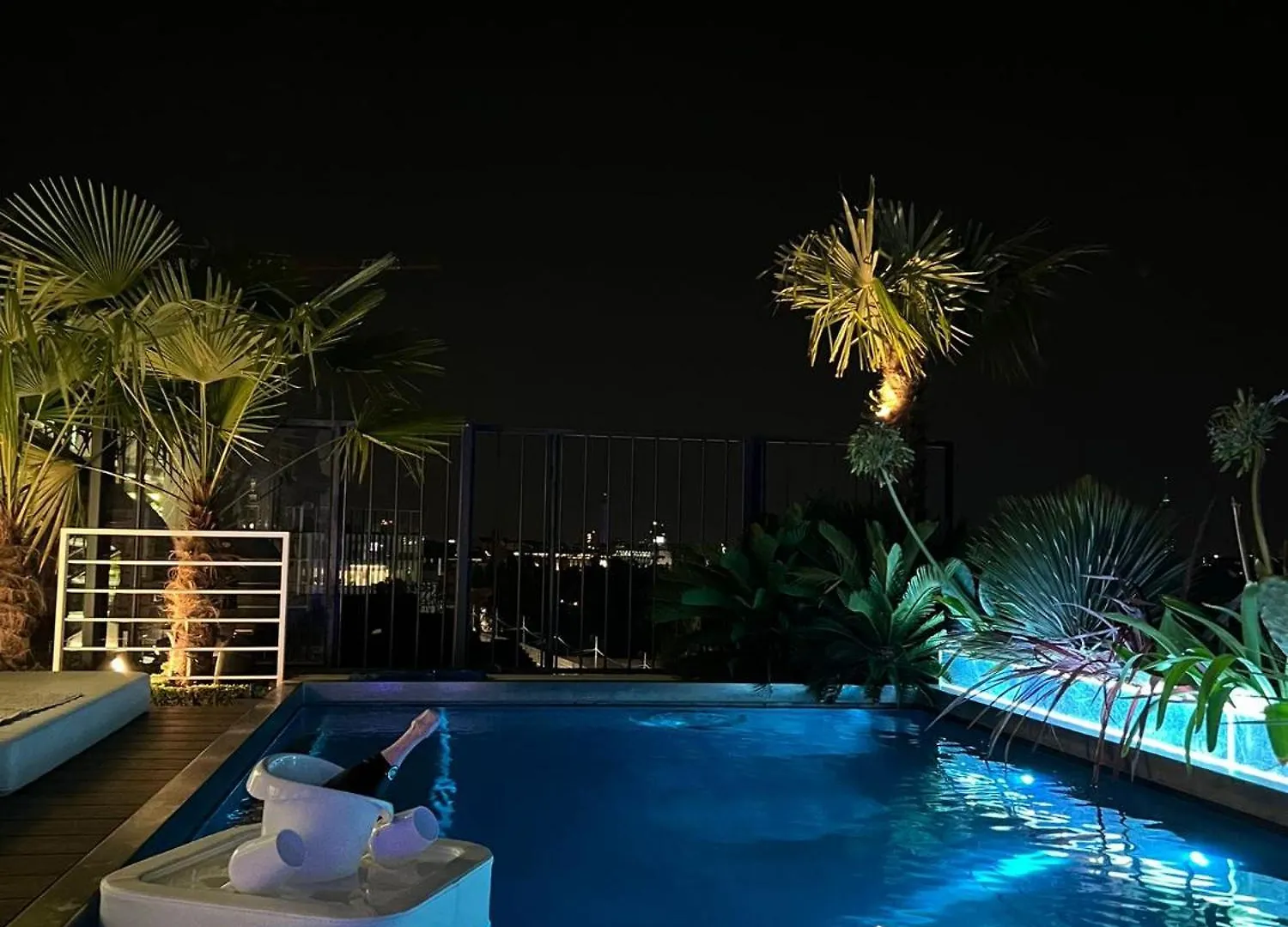 Skyjungle, Luxury Penthouse Private Pool And Spa Milan Apartment